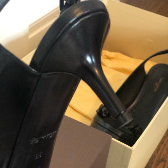 LOUIS VUITTON Leather Monogram Flower Slingback - Picture 5 of 8